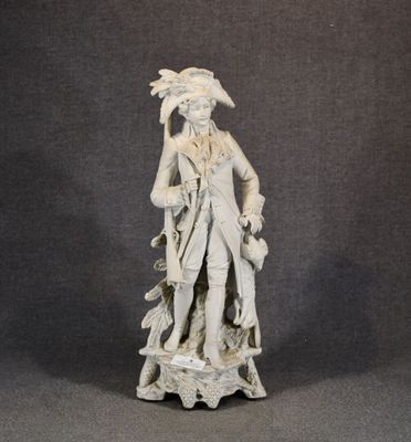 une statue blanche représentant un homme avec un oiseau sur la tête