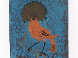 un oiseau orange au bec noir sur fond bleu