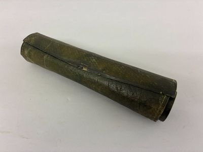 un morceau de métal posé sur une surface blanche