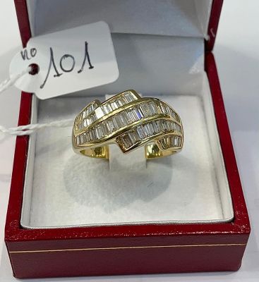 Bague Jonc en or jaune, rehaussée de 5 lignes de 49 diamant …