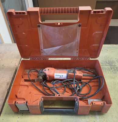 une boîte à outils orange contenant des outils, posée sur une table