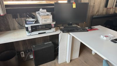 un bureau équipé d'un ordinateur et d'une imprimante