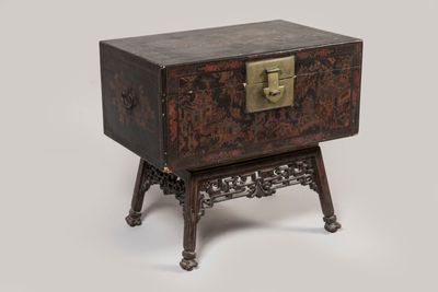 CHINE COFFRE à étoffes en bois vieil or sur fond rouge d'une…