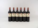 six bouteilles de vin rouge alignées