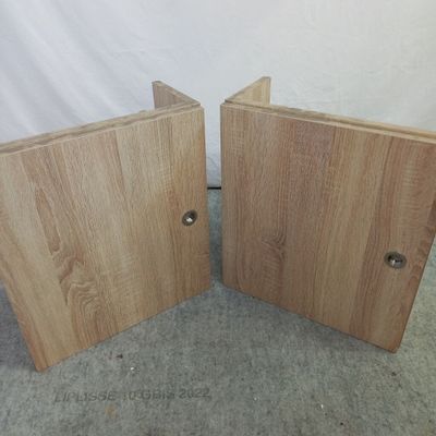 deux morceaux de bois posés par terre