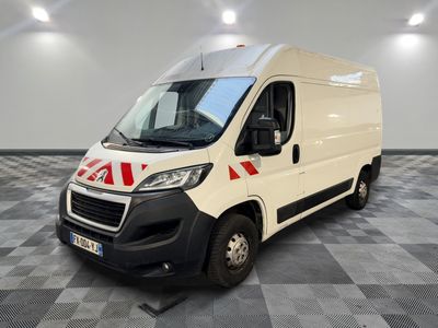 la camionnette blanche est garée sur le sol en damier d'une pièce