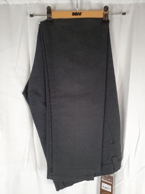 un pantalon noir suspendu à un cintre sur un mur blanc