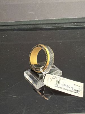 une bague posée sur un socle en verre