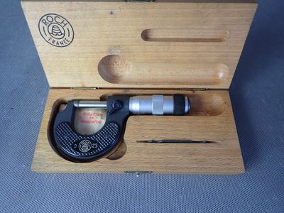 une boîte en bois contenant un petit outil