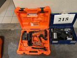 une boîte à outils orange contenant un marteau, une perceuse et d'autres outils