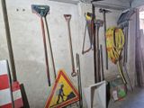 un grand nombre d'outils accrochés au mur