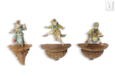 trois figurines représentant un homme et une femme, posées sur une étagère