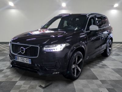 Le SUV Volvo noir est garé dans un showroom au sol carrelé.