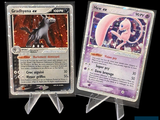 deux cartes Pokémon exposées sur un fond noir