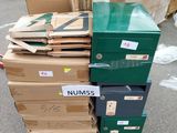 de nombreux cartons empilés les uns sur les autres sur le parking
