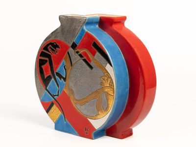 un vase rouge et bleu orné d'un motif
