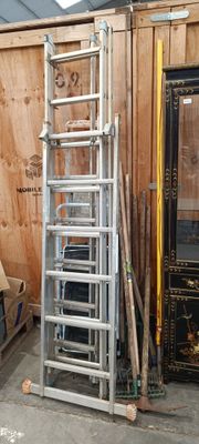 une échelle adossée au mur d'une pièce