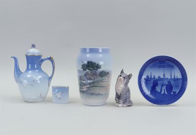 trois vases et une assiette décorés d'un chat