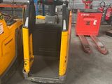 deux chariots élévateurs garés dans un garage