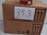 une boîte de lait posée sur une boîte en carton