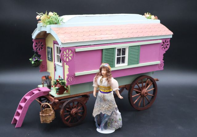 Diorama - « La roulotte », personnage en composition. L : 45 x H ...