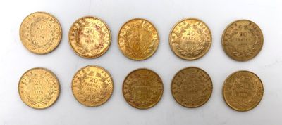 un groupe de pièces d'or sur une surface blanche