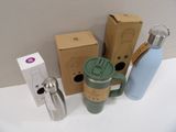 many items that are sitting on a table
