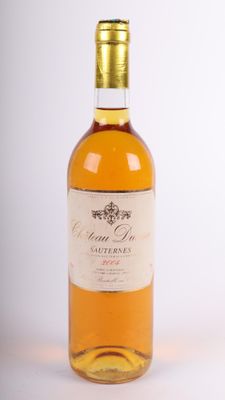 l'image d'une bouteille de vin posée sur une table