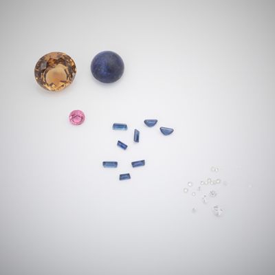 le contenu d'un kit de création de bijoux posé sur une surface blanche