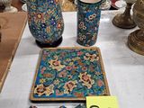 une table sur laquelle sont posés de nombreux vases et assiettes