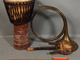 une image représentant un instrument de musique, une flûte et un instrument de musique