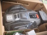 une boîte dans laquelle se trouve une moto