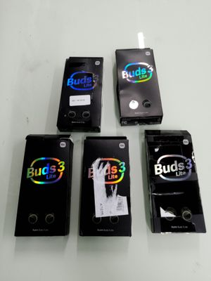 Quatre téléphones portables sont alignés sur une table ; ils sont tous munis d'un autocollant.