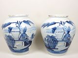 paire de vases bleus et blancs posés sur une surface blanche