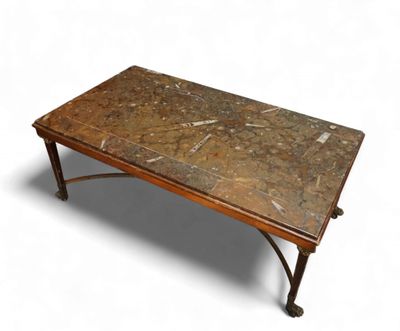 table basse avec plateau en marbre et pieds en fonte