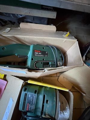 une boîte remplie d'outils posés sur le sol