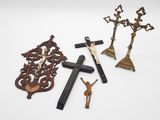trois croix, un crucifix et une croix sur un fond blanc