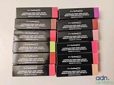 Les rouges à lèvres Mac Cosmetics sont alignés sur une surface blanche
