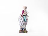 une figurine représentant une femme assise sur une table