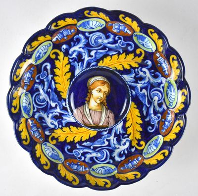 une assiette bleue et jaune sur laquelle figure une image de Jésus