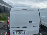 une camionnette blanche garée dans un parking à côté d'une camionnette blanche