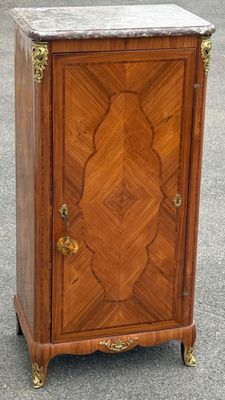 une armoire en bois avec un plateau en marbre, montée sur roulettes
