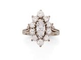 une image d'un anneau en forme de grappe de diamants sur un fond blanc