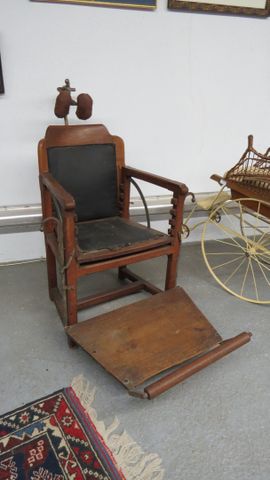 Ancien fauteuil de barbier réglable. Quelques manques. 
