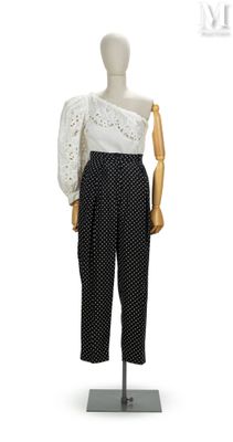 un pantalon à pois noirs et blancs sur un mannequin, un mannequin, un mannequin, un mannequin, un mannequin, un mannequin, un mannequin, un mannequin
