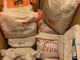 plusieurs sacs de nourriture dans une boîte posée par terre