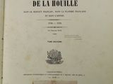 un livre ouvert avec un titre en noir et blanc