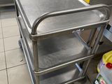un chariot en métal posé au milieu d'une cuisine