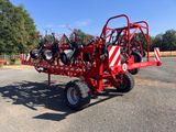 une photo d'un tracteur rouge à quatre roues