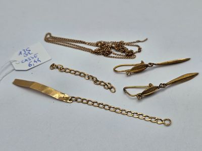 trois paires de bracelets plaqués or et une chaîne plaquée or